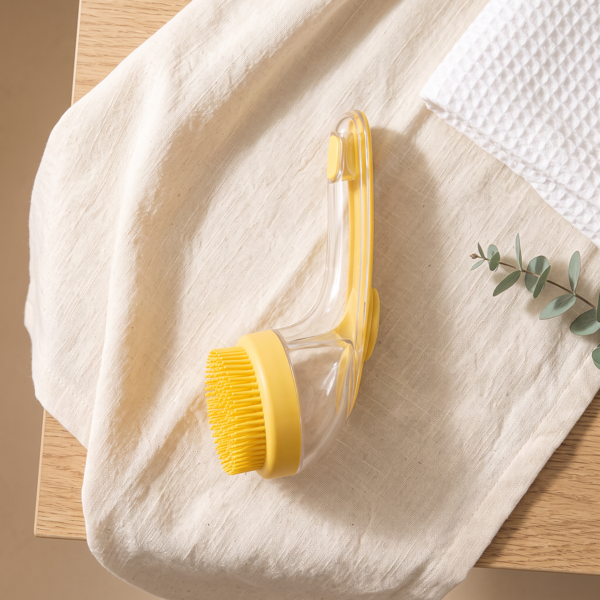 OneHand Bath dog shampoo brush in yellow